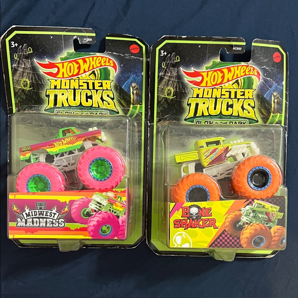 🆕Monster Trucks Glow in the Dark Set